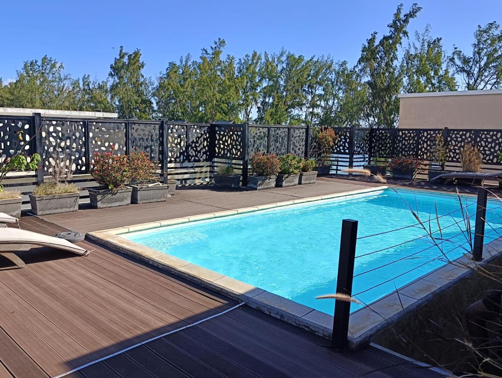Newly Renovated Studio Apartment With Rooftop Pool, Few Steps To The Beach Flic-en-Flacq Dış mekan fotoğraf