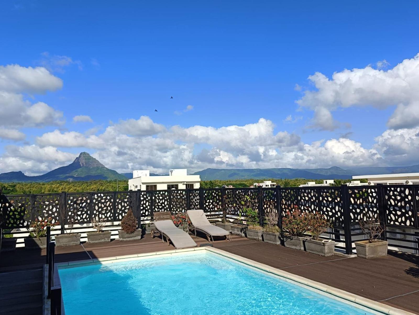 Newly Renovated Studio Apartment With Rooftop Pool, Few Steps To The Beach Flic-en-Flacq Dış mekan fotoğraf