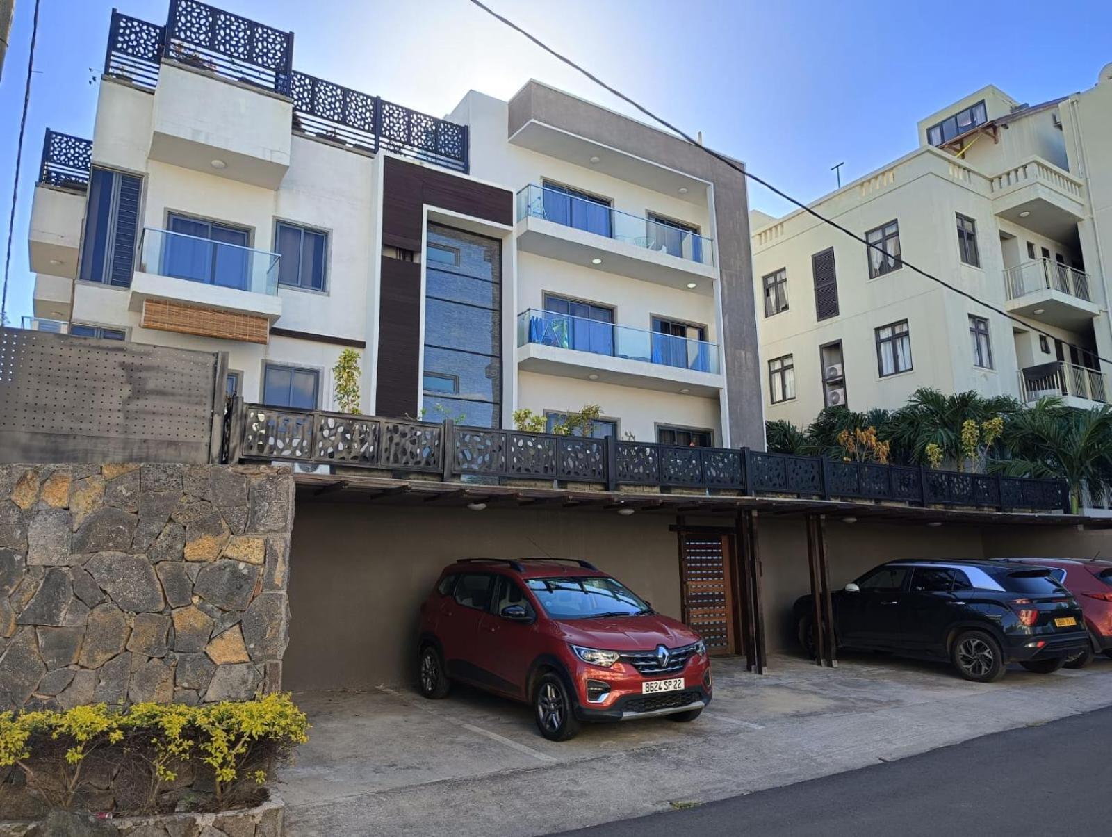 Newly Renovated Studio Apartment With Rooftop Pool, Few Steps To The Beach Flic-en-Flacq Dış mekan fotoğraf