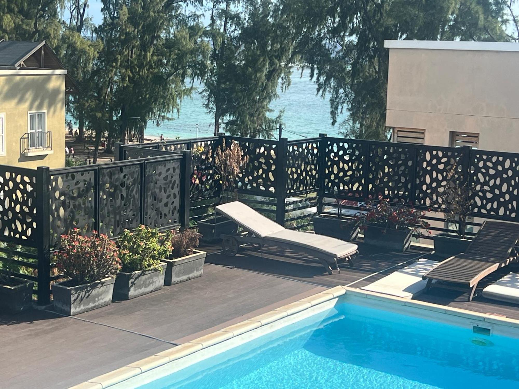 Newly Renovated Studio Apartment With Rooftop Pool, Few Steps To The Beach Flic-en-Flacq Dış mekan fotoğraf