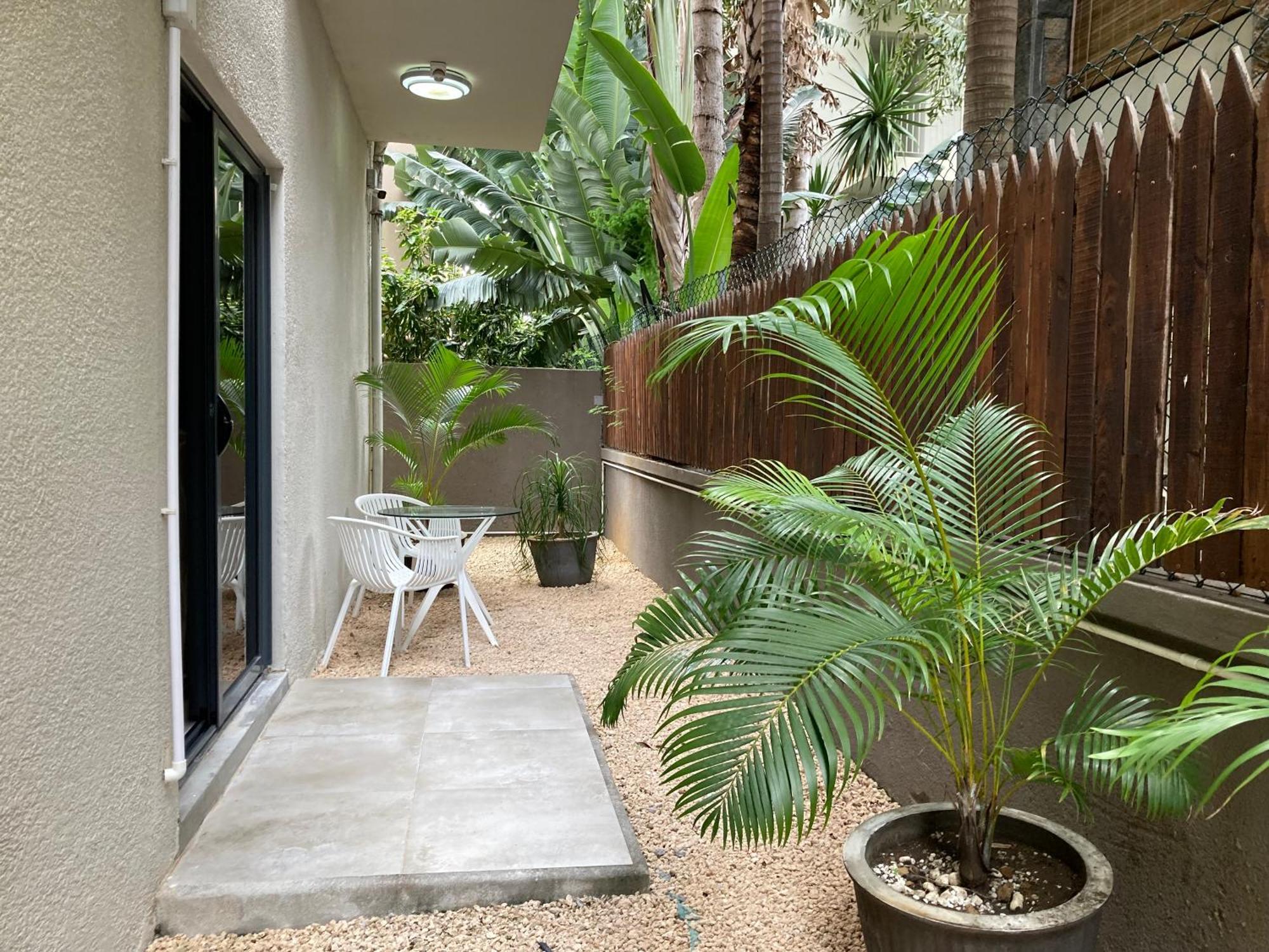 Newly Renovated Studio Apartment With Rooftop Pool, Few Steps To The Beach Flic-en-Flacq Dış mekan fotoğraf